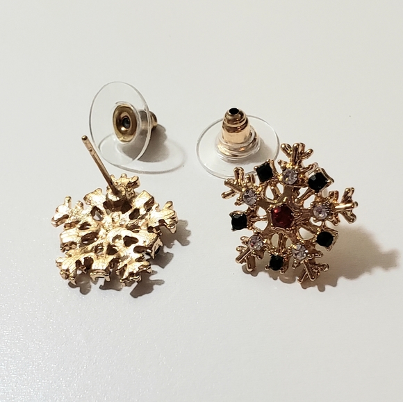 🎄2/$10 Gold Snowflake Earrings - Picture 3 of 4